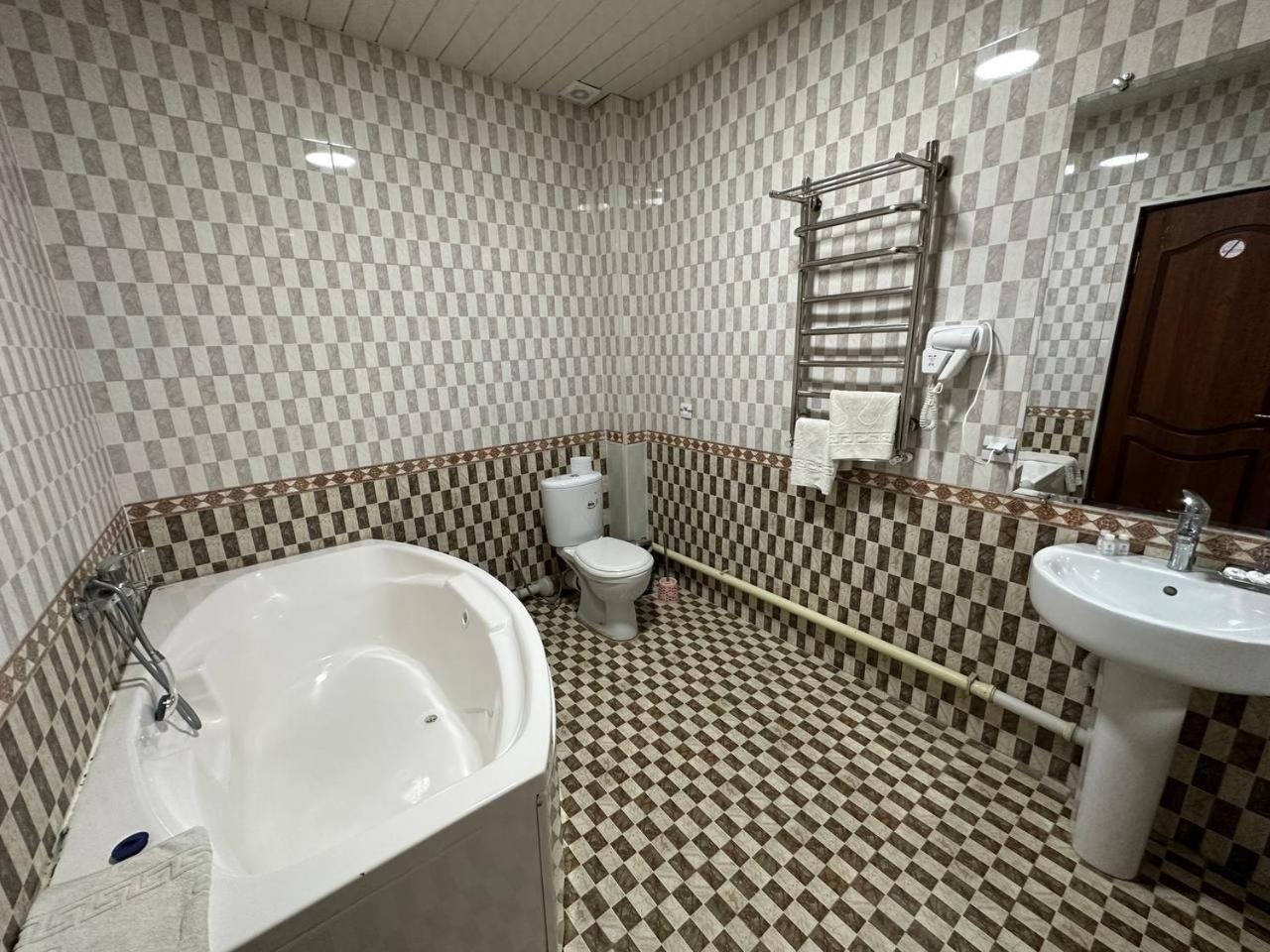 Hotel Crystal Palace Urgentj Eksteriør billede